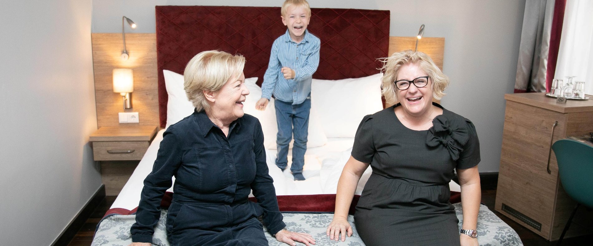Bettina Mayr im Bild mit Seniorchefin Monika Mayr und Sohn Felix. | © Hotel Elefant/wildbild