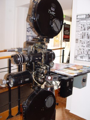 Kinoprojektor im Foyer (Foto DAS Kino)