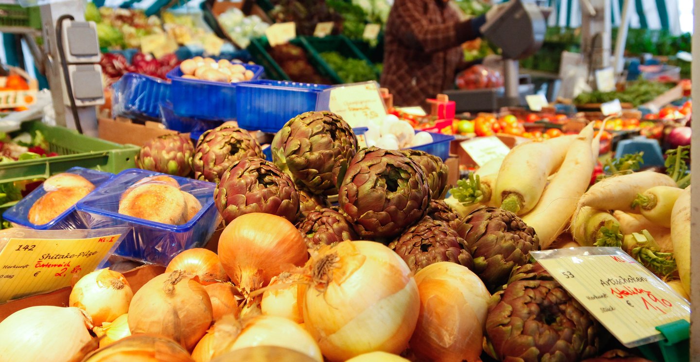 Frisches Gemüse am Markt (Foto Wildbild)