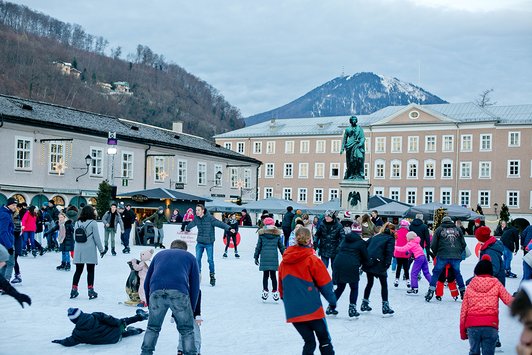 Eislaufen am Mozartplatz | © Wildbild