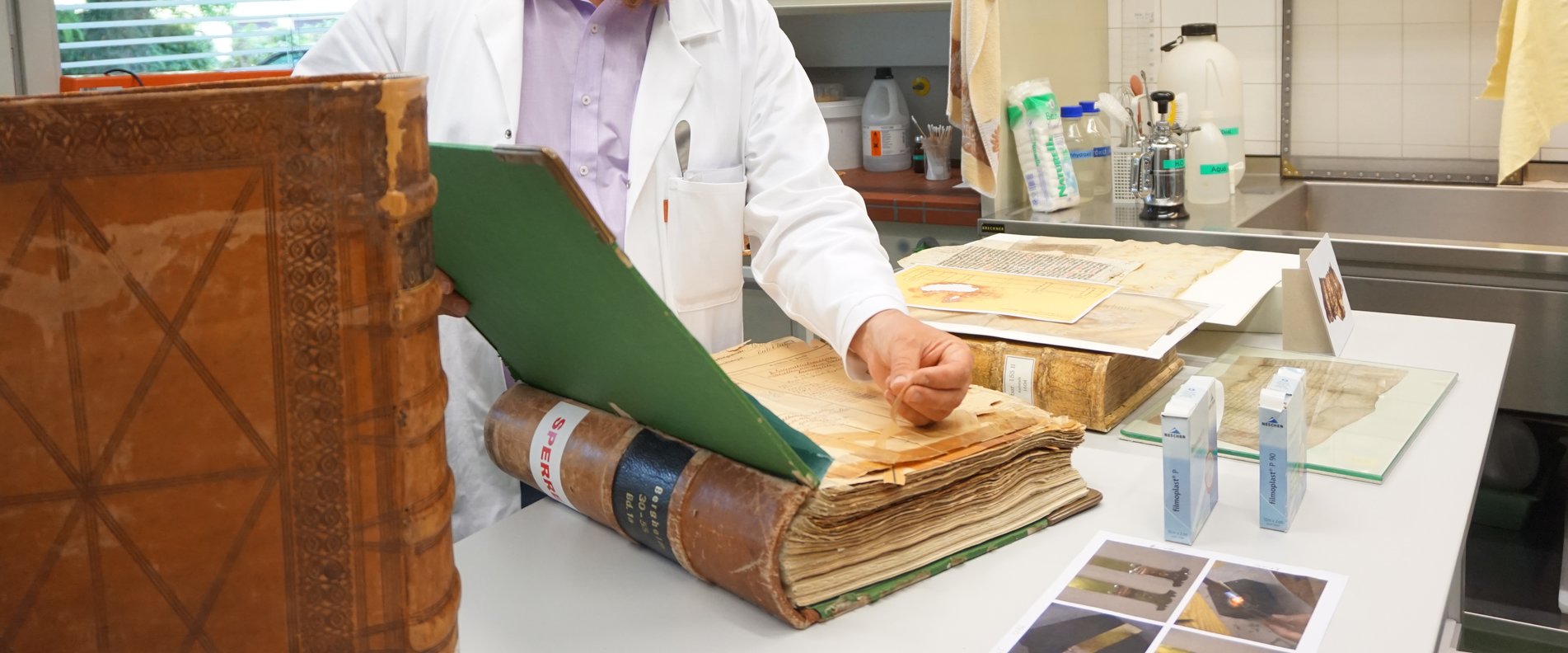 Tage der Archive: Der Restaurator erklärt, welche Schäden Klebestreifen auf alten Papier anrichten können. | © Wissensstadt Salzburg