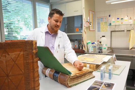 Tage der Archive: Der Restaurator erklärt, welche Schäden Klebestreifen auf alten Papier anrichten können. | © Wissensstadt Salzburg