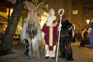 Weihnachts-Einkauf in der Altstadt: Gut möglich dass uns auf dem Einkauf Nikolo und Krampus über den Weg laufen; Foto: Sternadvent