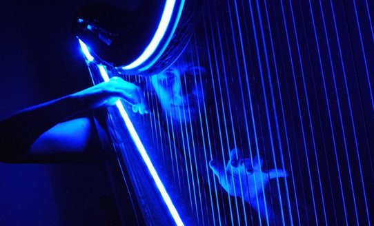 Matina Stock - modern harp | © rohdesohn